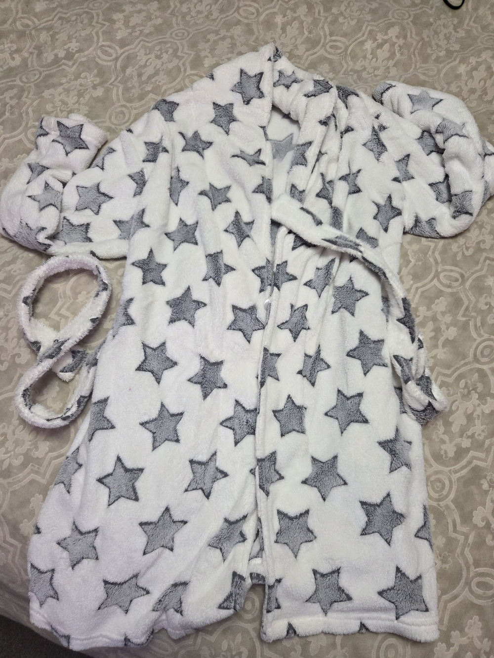 Plush Star-Print Hooded Robe for Women – White with Gray Stars